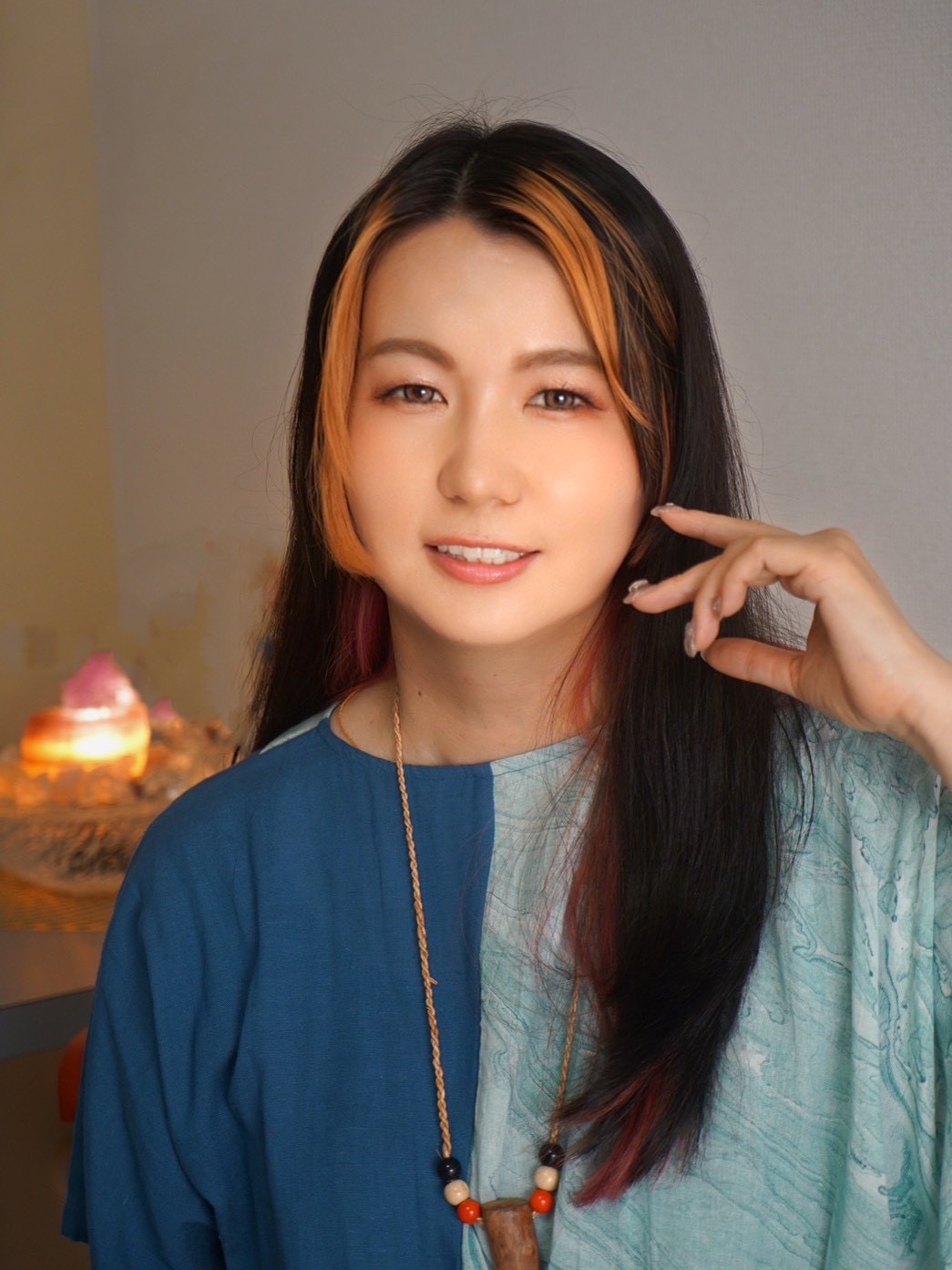 乙姫庵主 KOZUE — 自然光のもと、柔らかな表情で正面に佇む半身ポートレート
